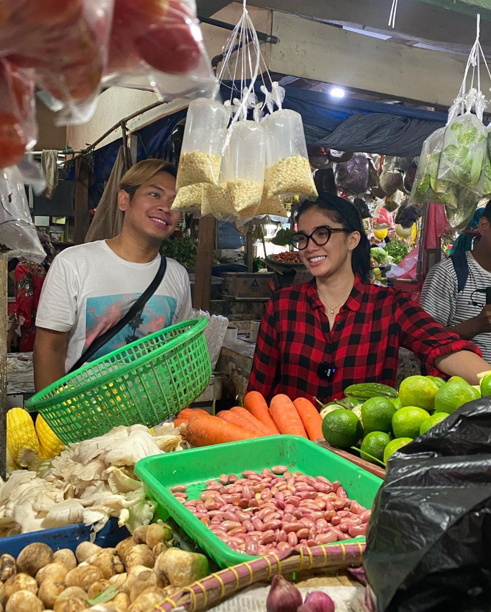 10 Potret Ussy Sulistiawaty belanja di pasar tradisional, stylish pol