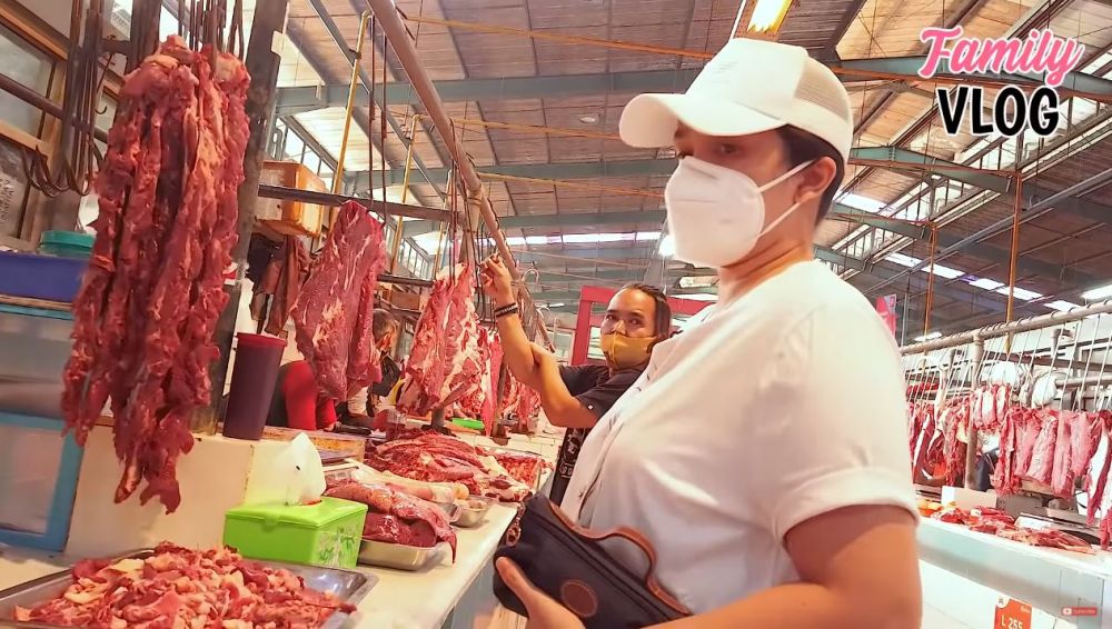 10 Potret Ussy Sulistiawaty belanja di pasar tradisional, stylish pol