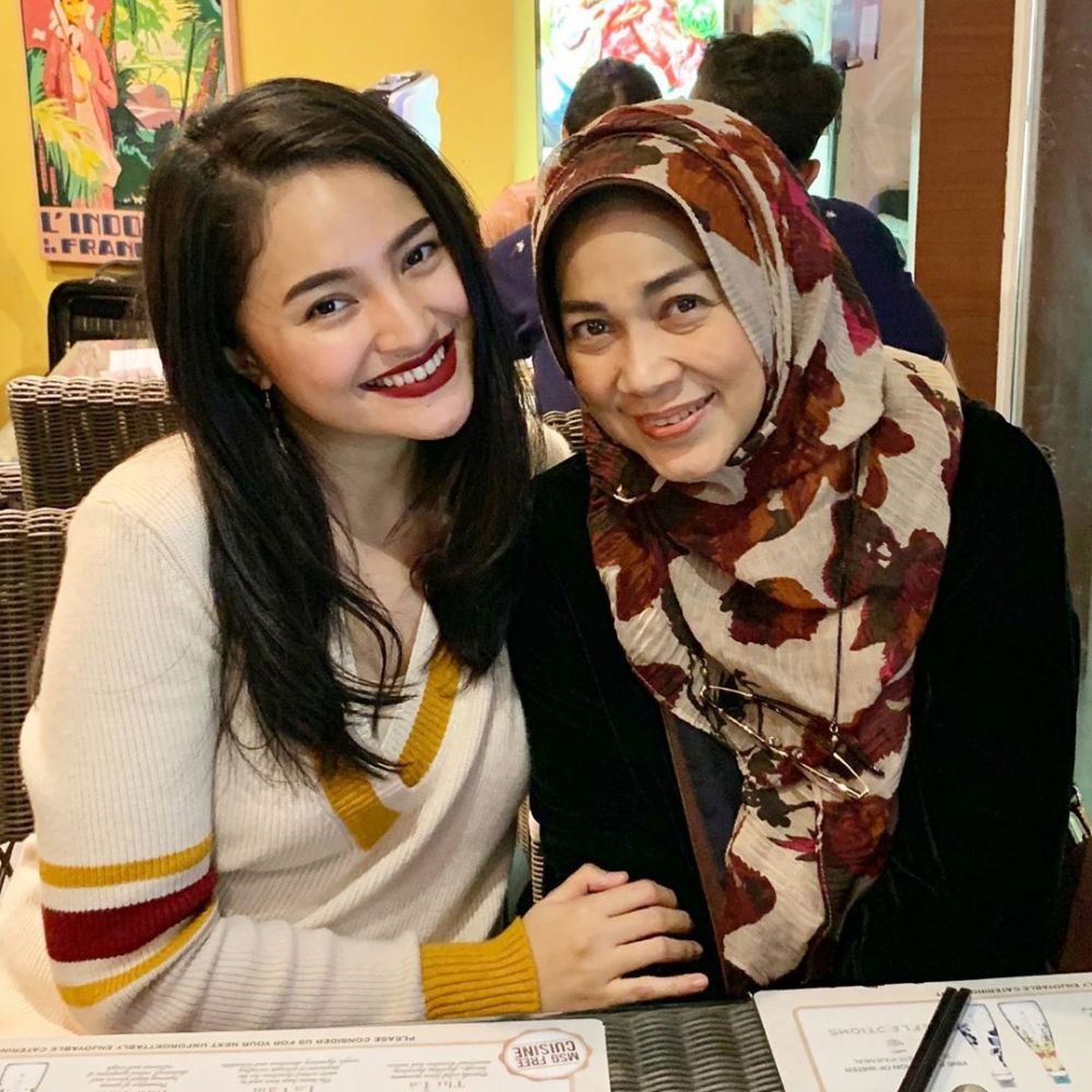 Pernah berseteru, ini 9 potret Marshanda dan ibunda yang penuh kasih