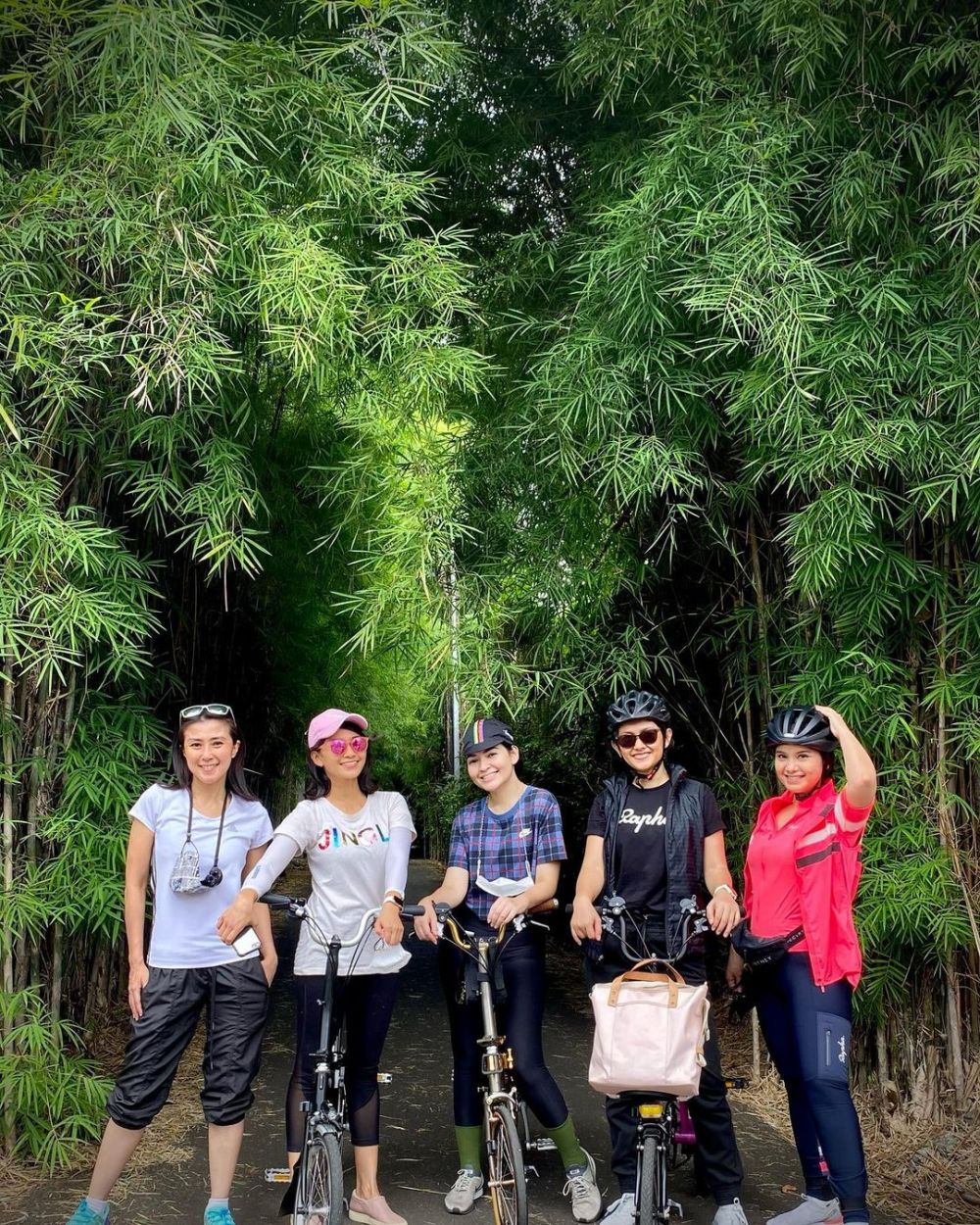 9 Pesona Annisa Pohan saat bersepeda, gayanya curi perhatian