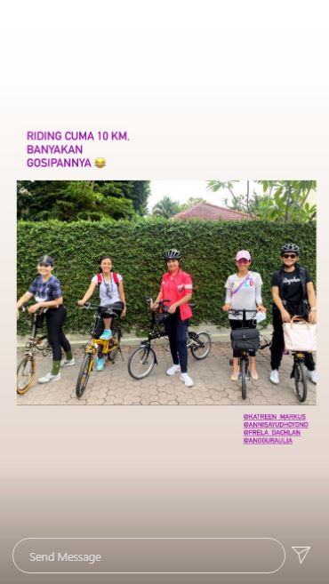 9 Pesona Annisa Pohan saat bersepeda, gayanya curi perhatian