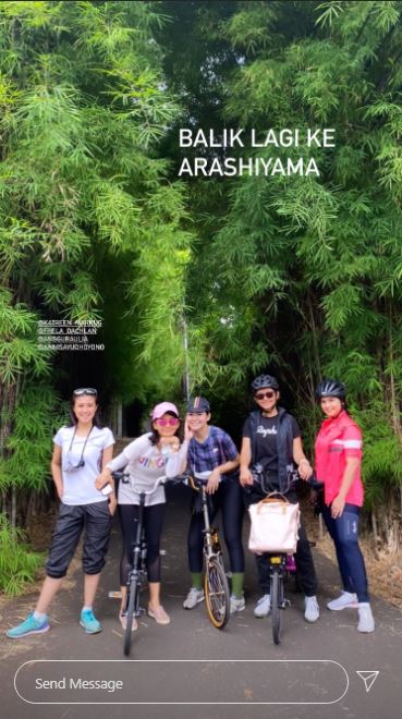 9 Pesona Annisa Pohan saat bersepeda, gayanya curi perhatian