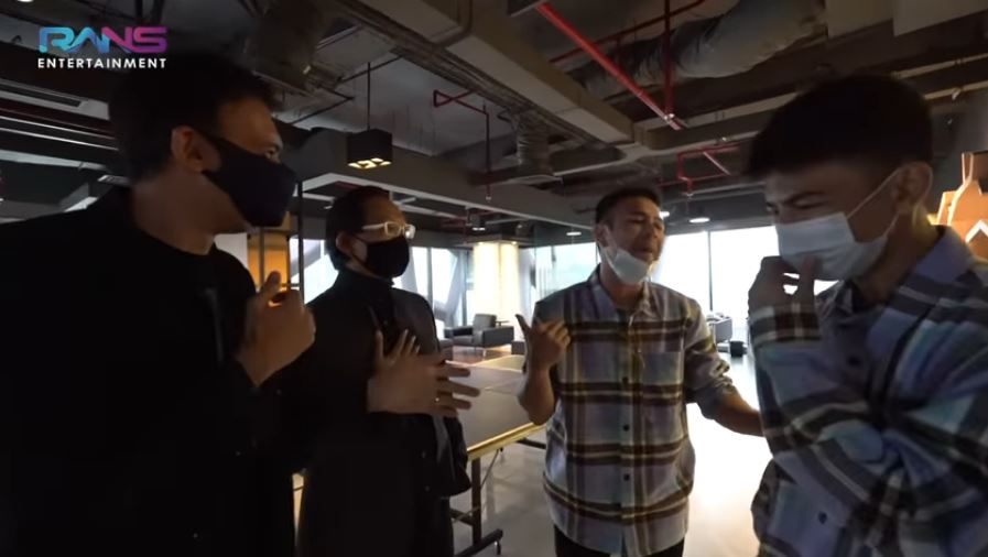 10 Momen Raffi Ahmad kenalkan Dimas ke bos televisi, ditawari kontrak