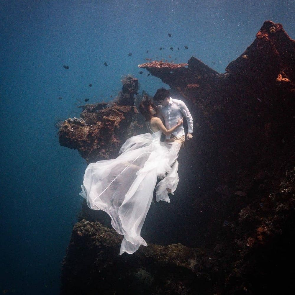 8 Potret prewedding eks member Cherrybelle, ada yang di bawah laut