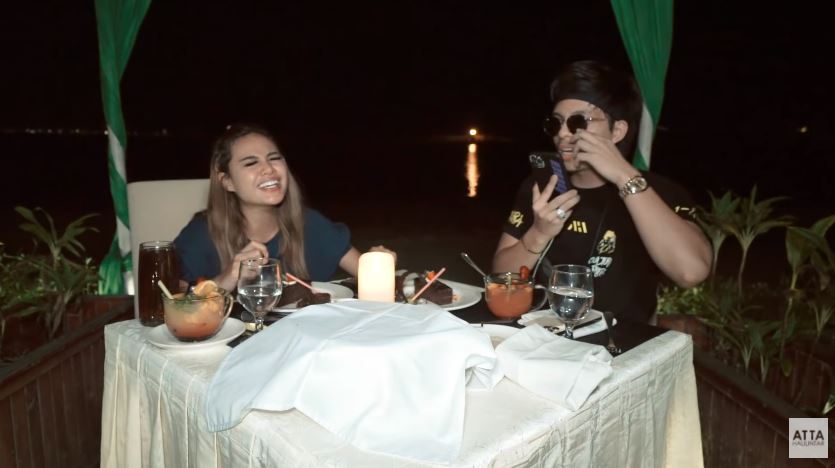 10 Momen Atta Halilintar beri kejutan kado HP ke Aurel, dikira prank