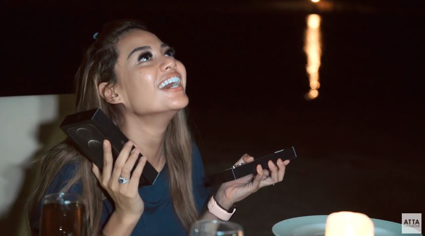 10 Momen Atta Halilintar beri kejutan kado HP ke Aurel, dikira prank