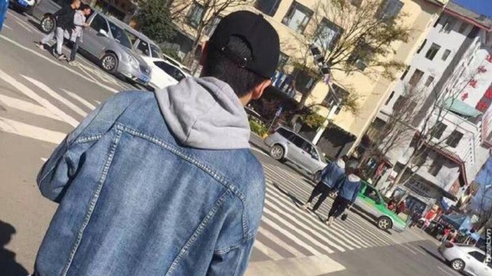 10 Momen absurd pasangan pakai baju couple, gagal so sweet