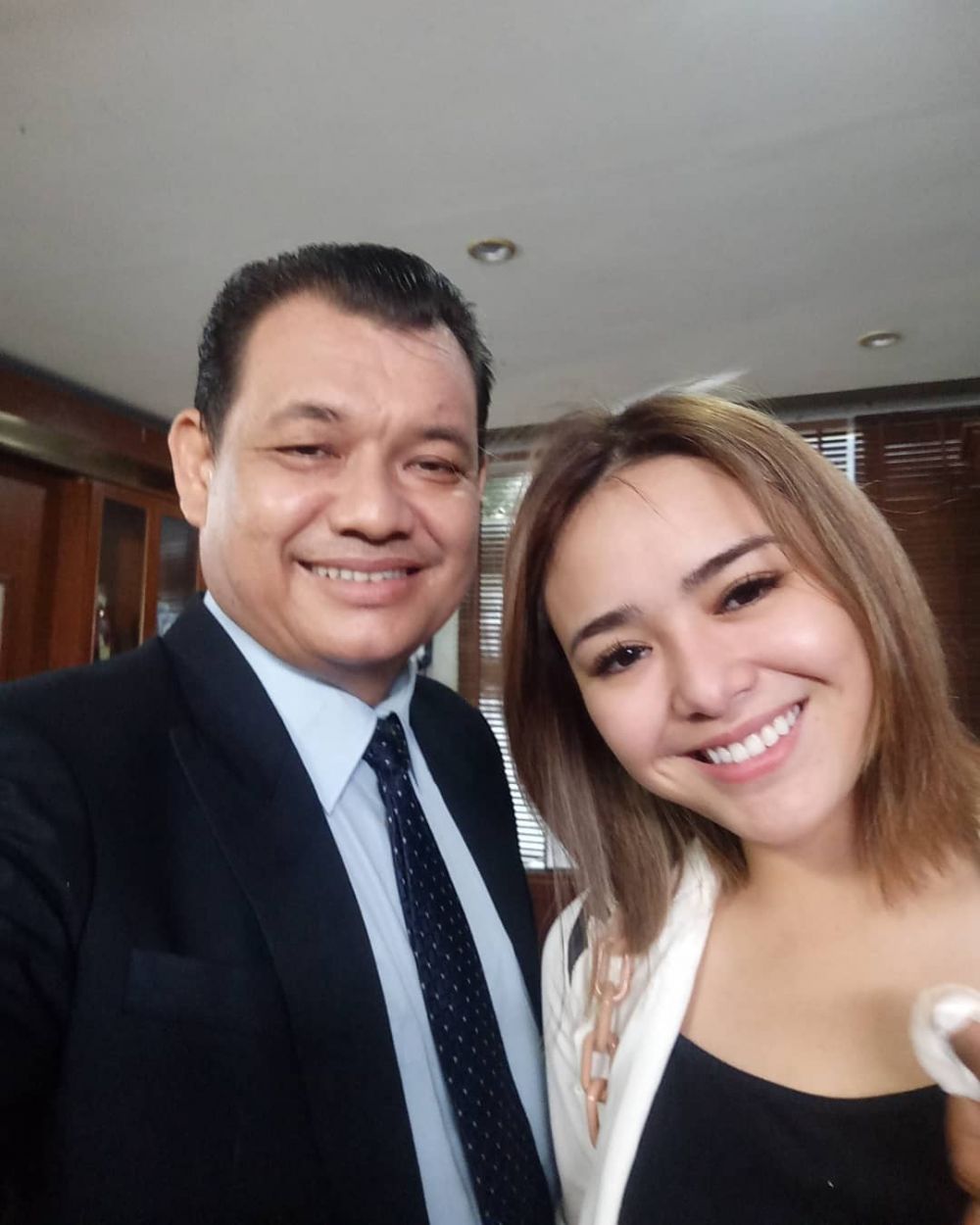 10 Gaya keseharian Alex Jonson, pria langganan jadi dokter di sinetron