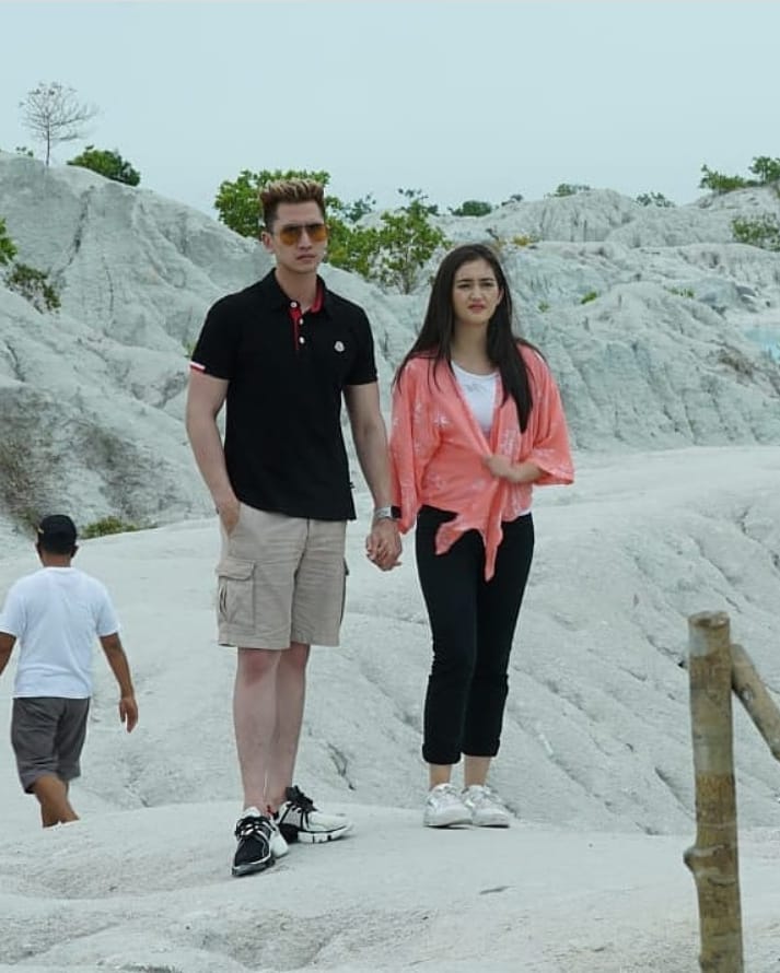 8 Momen mesra Verell Bramasta dan Ranty Maria di Pulau Bangka