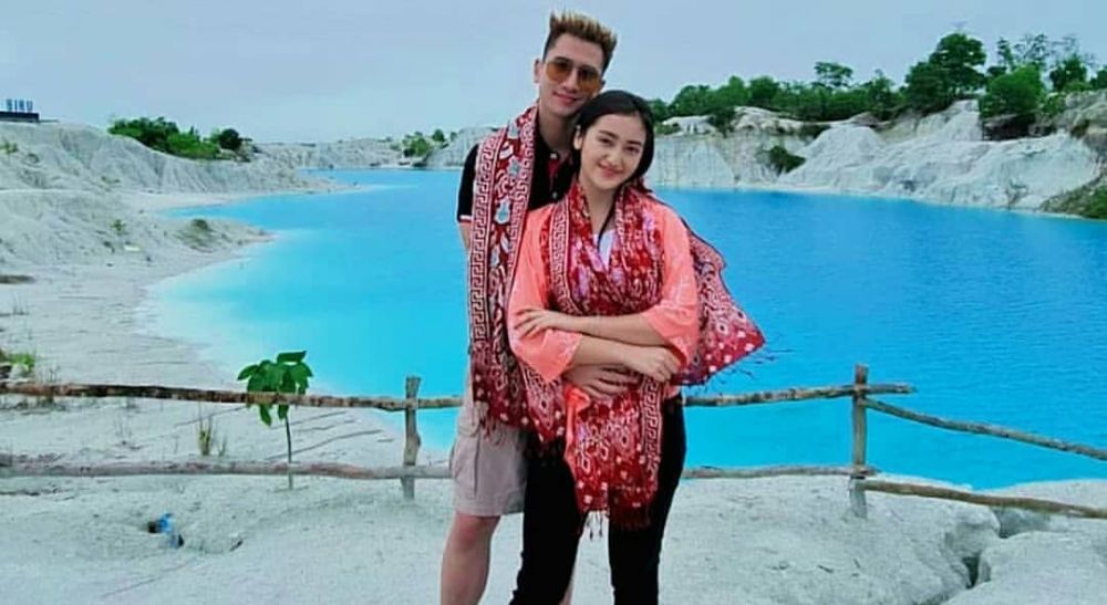 8 Momen mesra Verell Bramasta dan Ranty Maria di Pulau Bangka