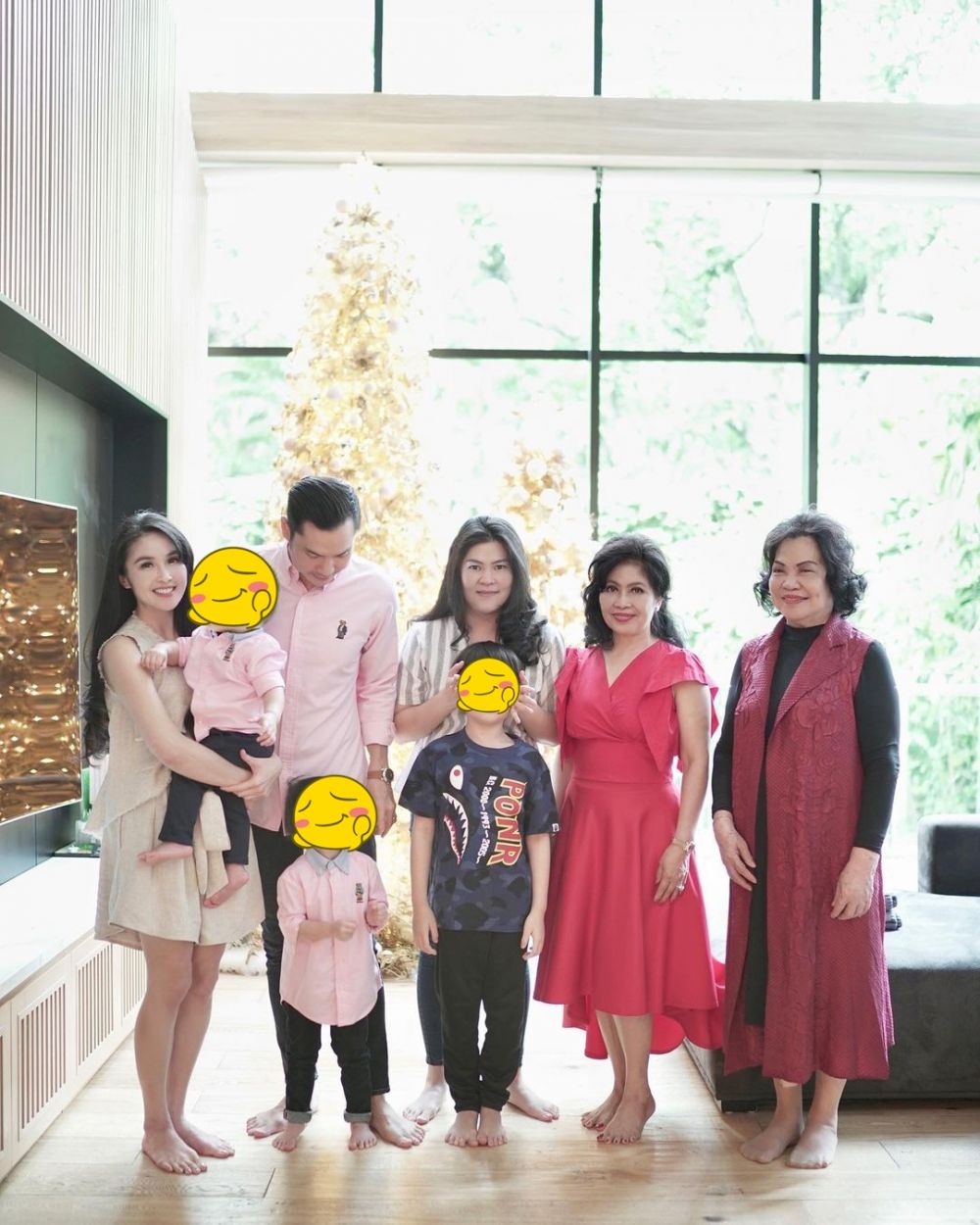 10 Momen perayaan ultah suami Sandra Dewi ke-35, kuenya jadi sorotan