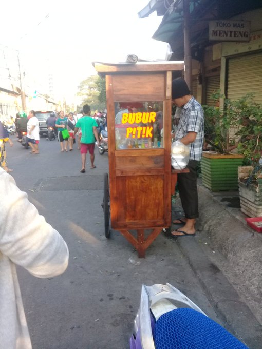 10 Nama nyeleneh tempat makan ini malah bikin pembeli mikir keras