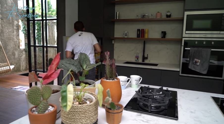 10 Penampakan dapur Donna Agnesia, indah bergaya modern 