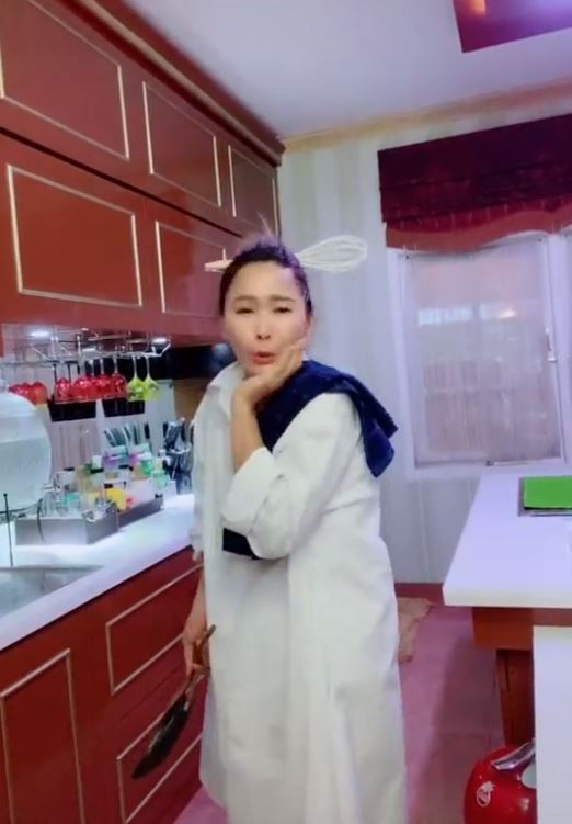 8 Gaya aksesori kepala Inul ini nyentrik abis, ada pakai high heels