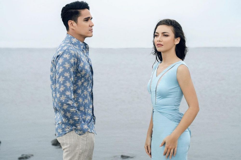 8 Gaya pemotretan Angela Gilsha & Mischa di pantai, romantis