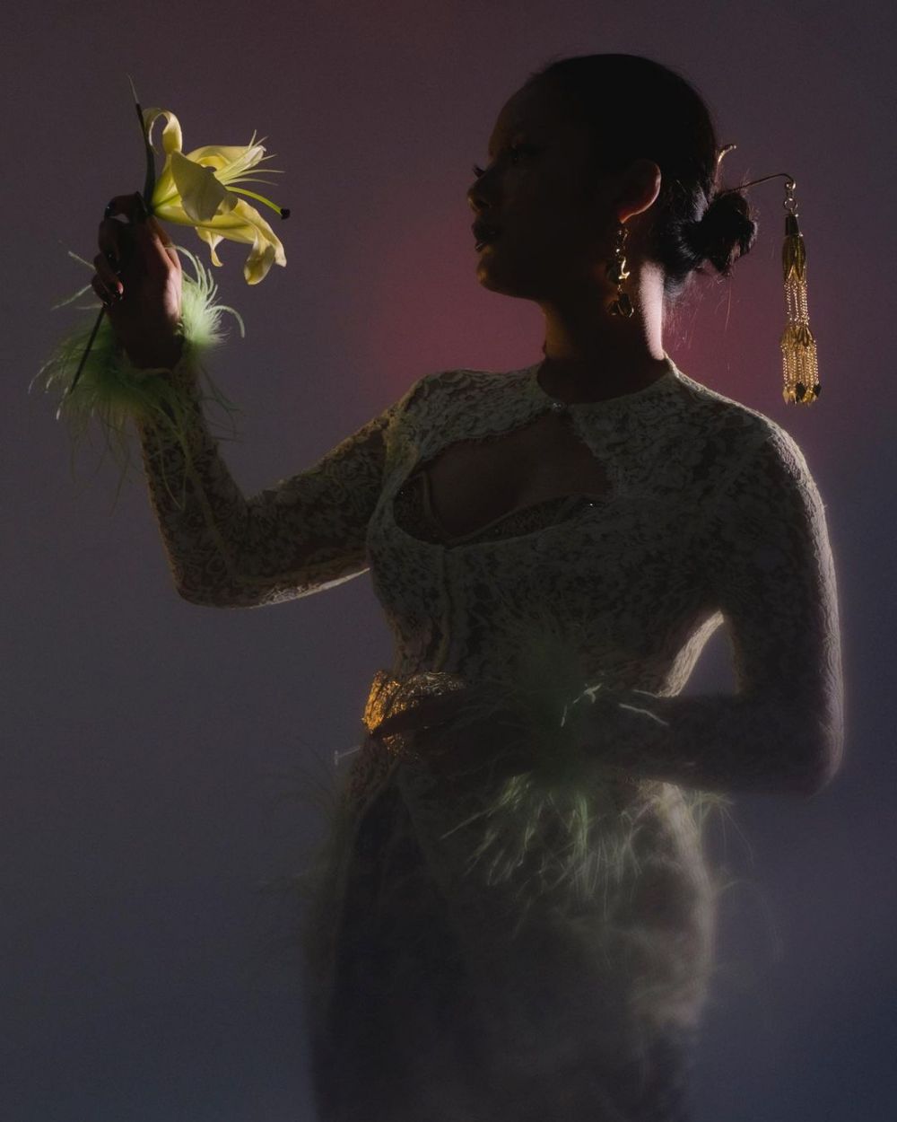 10 Potret Tara Basro kenakan kebaya, penampilannya unik dan memesona