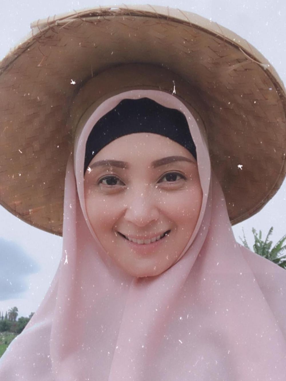 10 Potret Della Puspita pakai hijab, banjir pujian