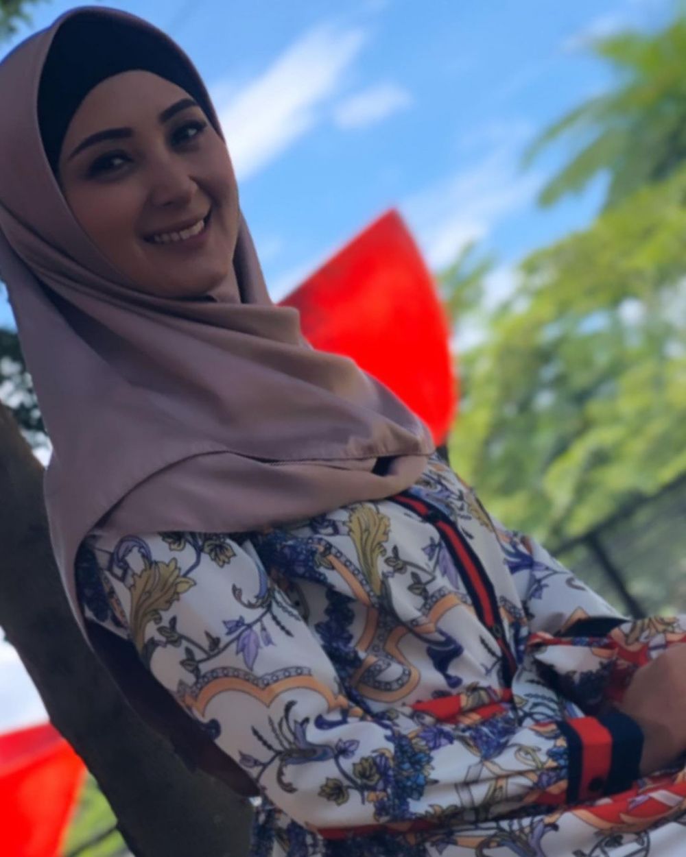 10 Potret Della Puspita pakai hijab, banjir pujian