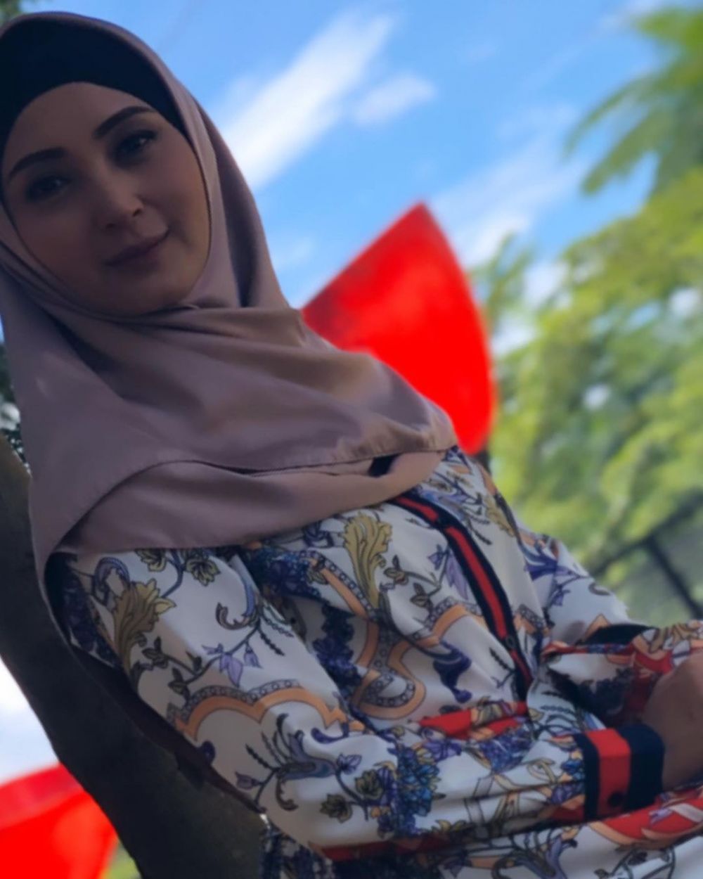 10 Potret Della Puspita pakai hijab, banjir pujian
