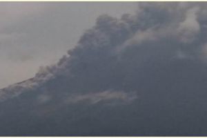 Gunung Semeru meletus, material vulkanik meluncur sekitar 11 km