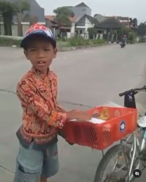 Bocah kelas 3 SD kayuh sepeda 18 km jualan gorengan, bikin salut