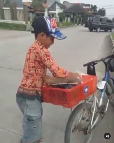 Bocah kelas 3 SD kayuh sepeda 18 km jualan gorengan, bikin salut