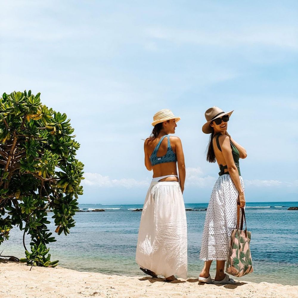 10 Momen liburan Cathy Sharon & Julie Estelle bareng pasangan di Bali