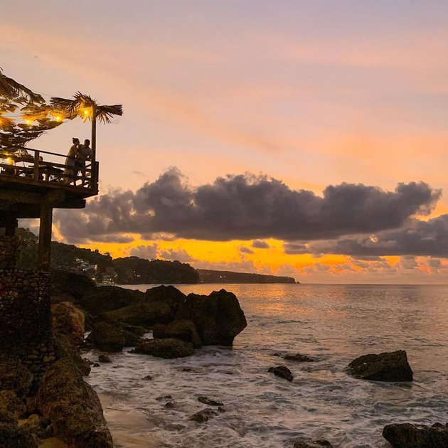 10 Momen liburan Cathy Sharon & Julie Estelle bareng pasangan di Bali