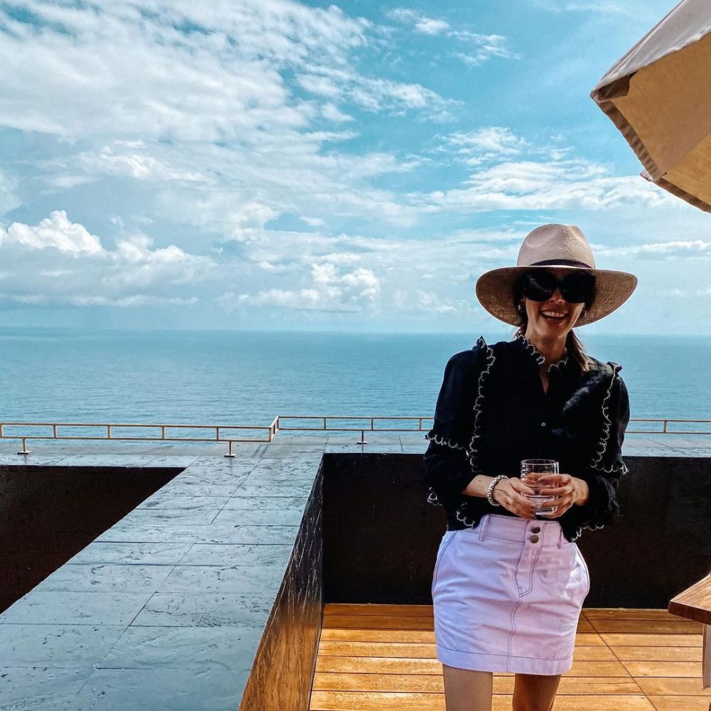 10 Momen liburan Cathy Sharon & Julie Estelle bareng pasangan di Bali