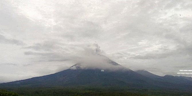 Gunung Semeru terus luncurkan awan panas