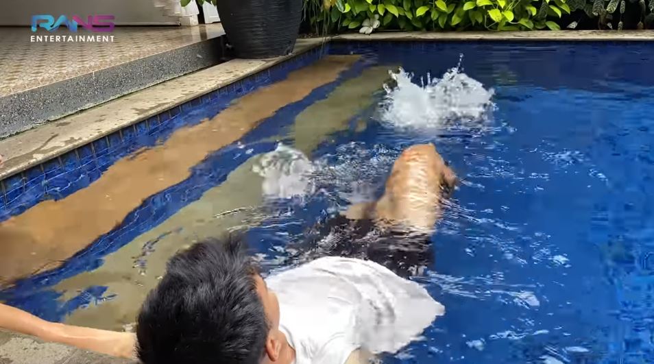 Dulunya atlet, ini 8 potret Dimas kembaran Raffi Ahmad berenang