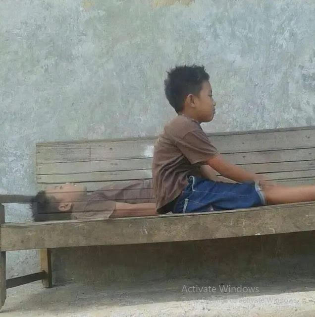 8 Foto editan absurd roh keluar dari raga ini bikin nyengir lebar