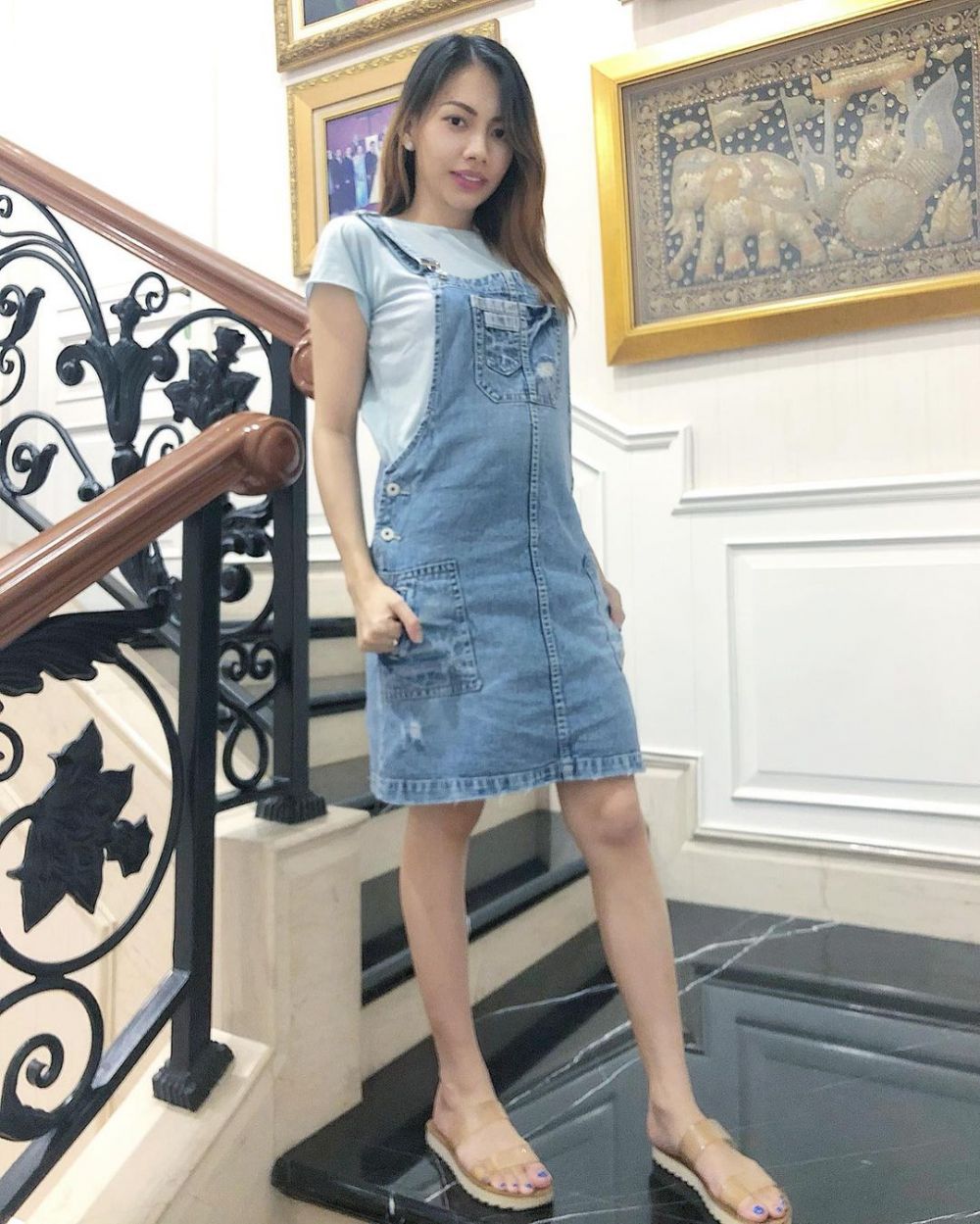 10 Potret Kezia Karamoy pamer baby bump, penampilannya memesona