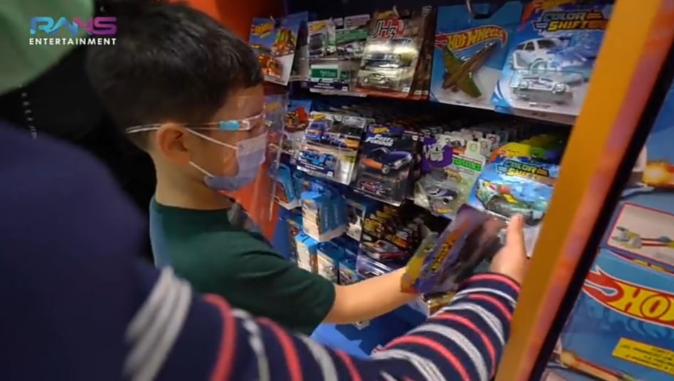 10 Momen Dimas Ahmad ingin belikan mainan untuk Rafathar, tuai pujian