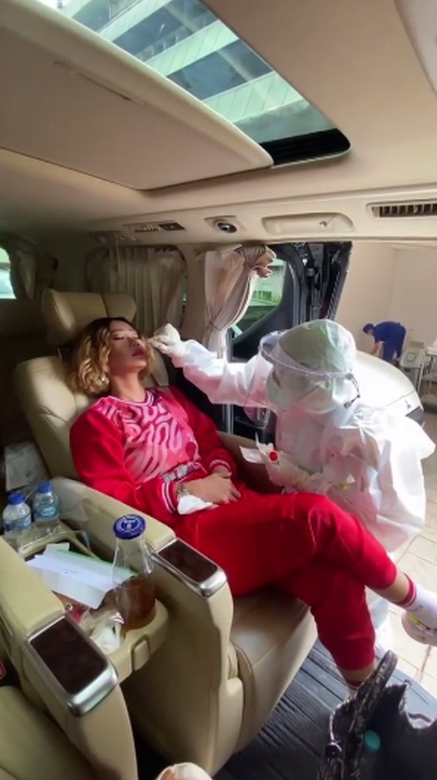 10 Momen Inul Daratista tes swab di dalam mobil mewahnya, jadi sorotan