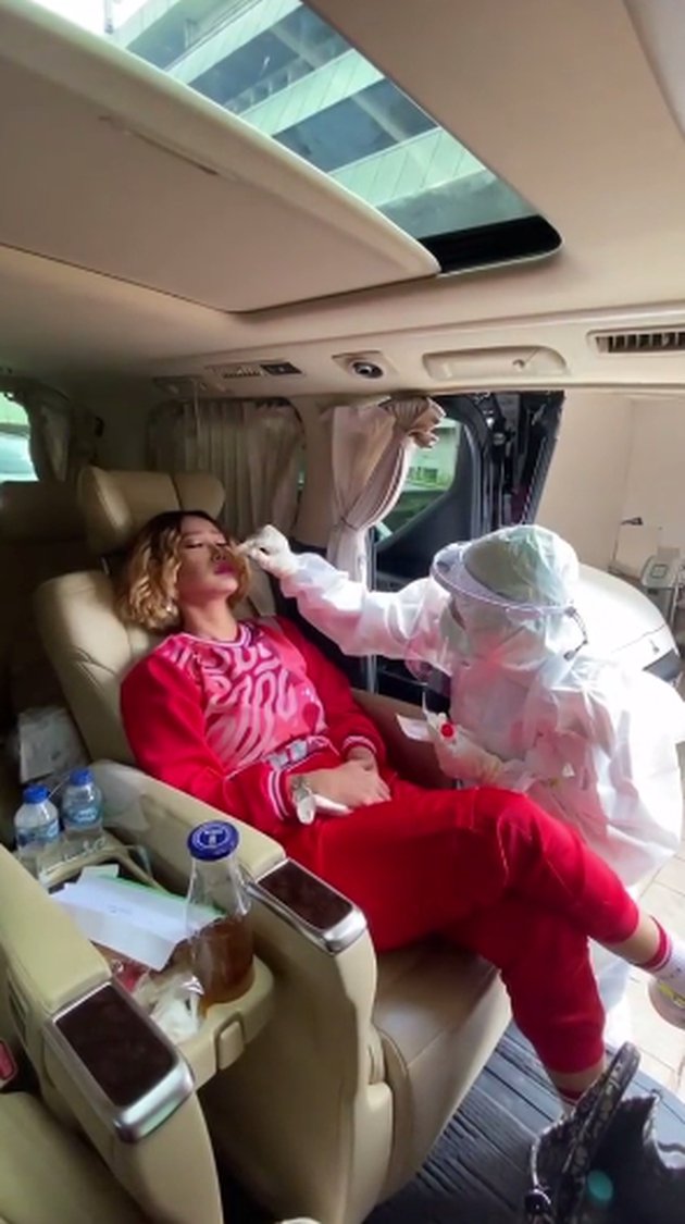 10 Momen Inul Daratista tes swab di dalam mobil mewahnya, jadi sorotan