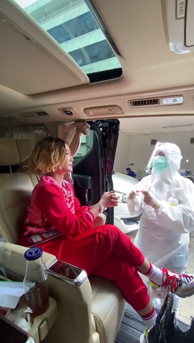 10 Momen Inul Daratista tes swab di dalam mobil mewahnya, jadi sorotan