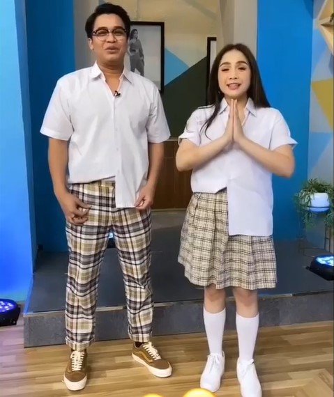 Sudah jadi ibu, gaya 9 seleb berseragam SMA ini bak siswi betulan