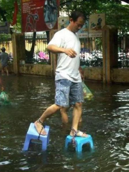 10 Aksi kreatif orang hadapi banjir ini nyeleneh dan bikin cekikikan