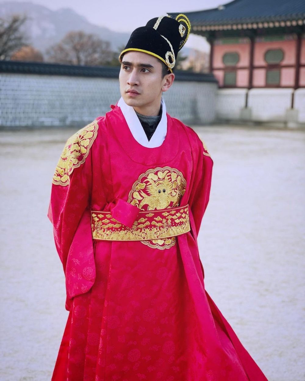 10 Potret Verrel Bramasta dalam berbagai kostum, satpam hingga ojol