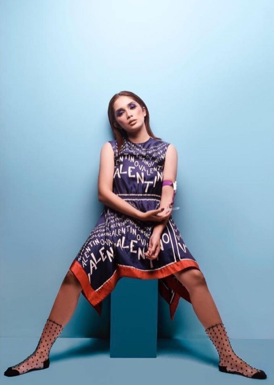 8 Pesona Ussy Sulistiawaty ber-makeup tebal, dipuji mirip Barbie