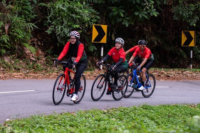 10 Pesona Siti Nurhaliza saat bersepeda, gayanya jadi sorotan