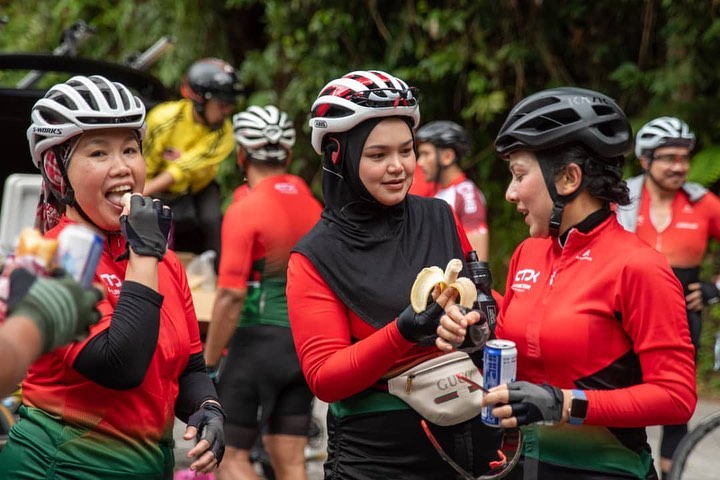 10 Pesona Siti Nurhaliza saat bersepeda, gayanya jadi sorotan