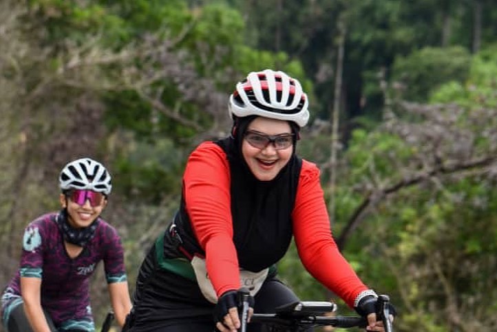 10 Pesona Siti Nurhaliza saat bersepeda, gayanya jadi sorotan