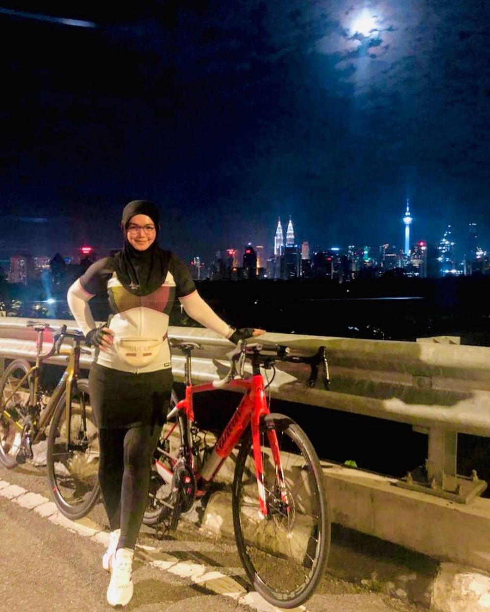 10 Pesona Siti Nurhaliza saat bersepeda, gayanya jadi sorotan