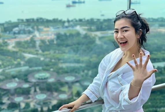 Potret 10 seleb pamer cincin usai dilamar kekasih, bikin baper