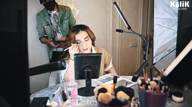 8 Gaya pemotretan Tasya Farasya usai melahirkan, bertema vintage