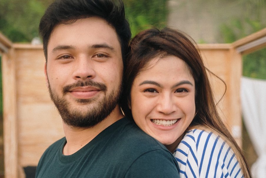 10 Potret mesra Hana Saraswati dan pacar baru, lengket bak prangko