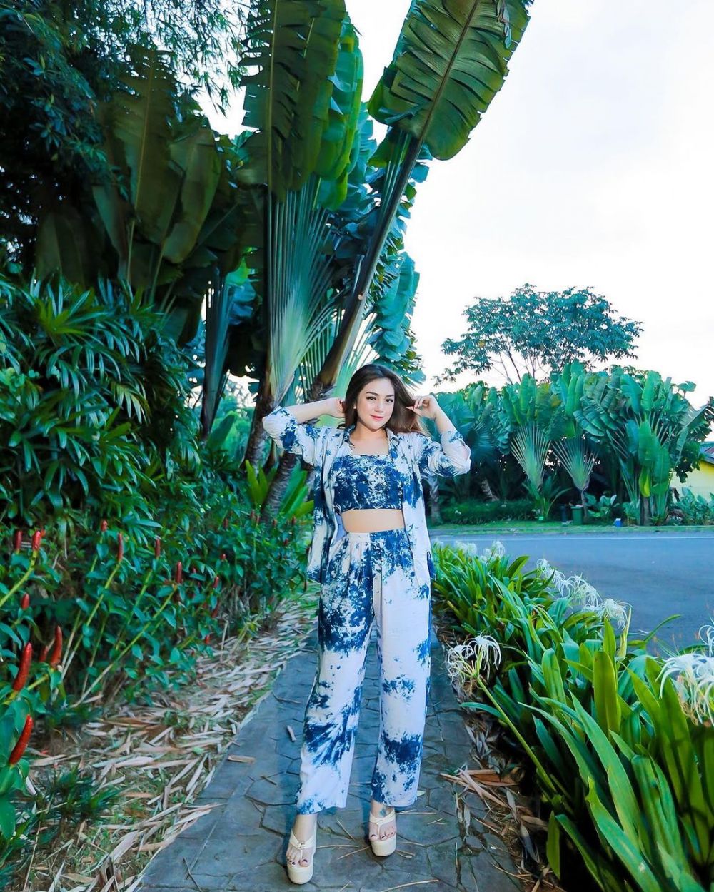 Makin langsing, ini 10 potret Celine Evangelista pamer body goals