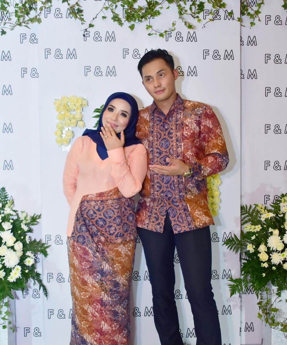 Potret lawas pertunangan Muzdalifah dan Fadel Islami, romantis abis